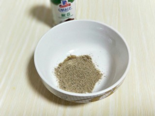 7、烫面椒盐葱花酥饼,椒盐粉放入碗中。