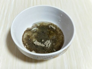 8、烫面椒盐葱花酥饼,加入橄榄油。