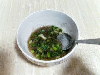 9、烫面椒盐葱花酥饼,再加入葱花搅拌均匀。