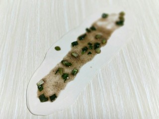 10、烫面椒盐葱花酥饼,取一块面团，用擀面杖擀长舌状，均匀涂抹上椒盐。