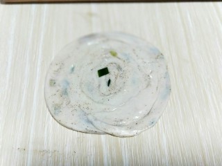 13、烫面椒盐葱花酥饼,再用擀面杖擀饼。