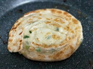 15、烫面椒盐葱花酥饼,煎至两面金黄即可出锅。