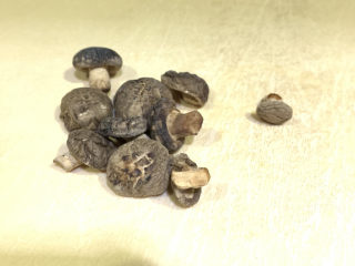 2、香菇排骨粥,准备10朵小干香菇，我用的是很小的香菇，如果大香菇可以减半量；