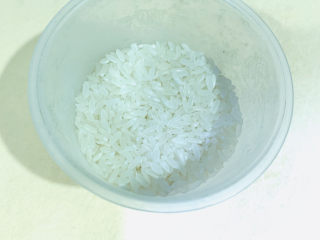 3、香菇排骨粥,大米准备100克；