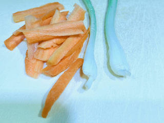 7、香菇排骨粥,少许葱白和胡萝卜洗净，切好；