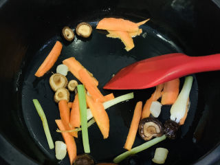 12、香菇排骨粥,煸炒香菇胡萝卜；