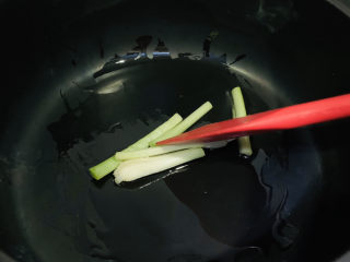 10、香菇排骨粥,开中小火，把葱白炒香；