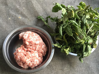 1、荠菜馅饼,原料图片