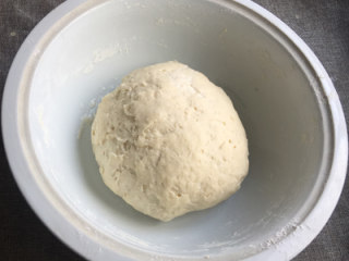 2、荠菜馅饼,面粉加水、发酵粉和成面团，饧30分钟