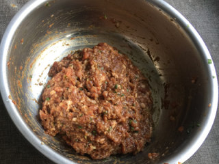 3、荠菜馅饼,肉末加鸡蛋液、姜汁、盐、料酒、酱油顺着一个方向搅打上劲