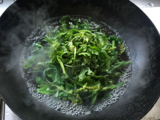 4、荠菜馅饼,荠菜放沸水中焯水