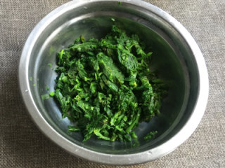5、荠菜馅饼,捞出挤干水分切碎