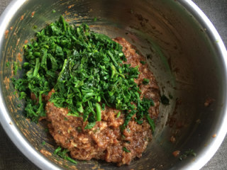 6、荠菜馅饼,放肉馅中加香油