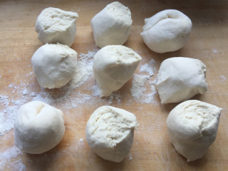 8、荠菜馅饼,面团揉匀分成若干等分