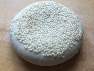 12、荠菜馅饼,沾一层白芝麻仁