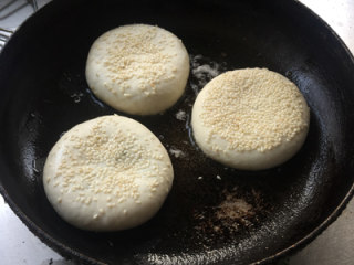 13、荠菜馅饼,放煎锅中小火煎