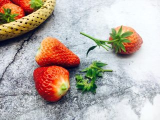 2、古法熬制 草莓酱,把草莓的蒂摘去。