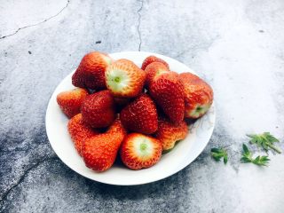 3、古法熬制 草莓酱,把所有摘好的草莓放在盘子里。