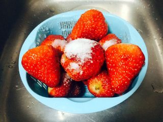 4、古法熬制 草莓酱,放入少许的盐。