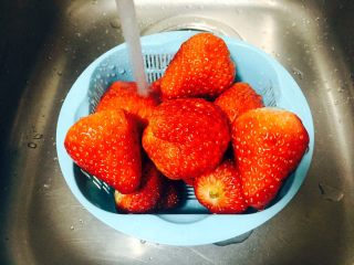 5、古法熬制 草莓酱,用淡盐水把草莓泡10分钟,再清洗干净。