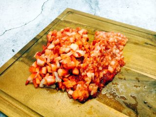 6、古法熬制 草莓酱,把草莓切成颗粒状,颗粒的大小随个人喜欢。我切的草莓有一半颗粒稍微大点,有的颗粒稍微小点。