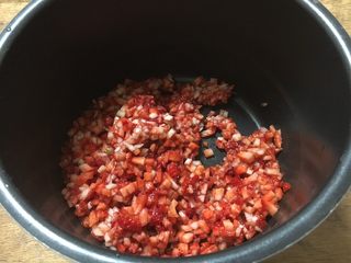 7、古法熬制 草莓酱,把切好的草莓放倒电饭锅的内胆里,我选择用电饭锅的理由是电饭锅有恒温控制,同时还有不粘锅的功能。