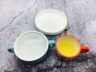 8、古法熬制 草莓酱,准备好辅助食材:矿泉水、白砂糖、柠檬汁。