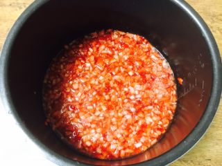 9、古法熬制 草莓酱,将辅助食材全部放倒盛有草莓的电饭锅内胆里。