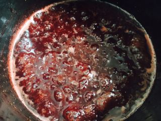 11、古法熬制 草莓酱,一个小时后水分熬干,酱汁浓稠即可。