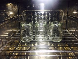 12、古法熬制 草莓酱,盛草莓酱的小瓶子提前消毒,放在蒸锅里蒸20分钟。