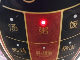 10、古法熬制 草莓酱,启动电饭锅的煮粥功能,不用盖电饭锅的锅盖,恒温熬制1个小时。