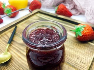 13、古法熬制 草莓酱,趁热将草莓酱盛到消过毒的草莓酱小瓶子里,把盖儿拧紧,草莓酱可保存半年。
