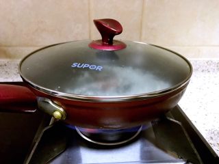 2、养胃系列～蛋花粥,大米淘洗两遍放入锅中加适量水煮