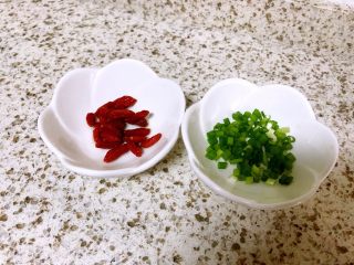 3、养胃系列～蛋花粥,煮粥的时候，枸杞子洗净，小葱洗净切碎备用