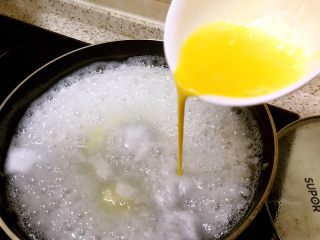 6、养胃系列～蛋花粥,画圆圈法倒入鸡蛋液