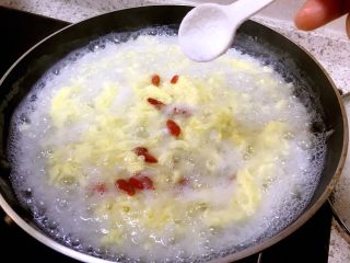 8、养胃系列～蛋花粥,调入少许盐调味即可