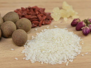 1、养血安神，滋补肝肾的桂圆玫瑰粥,所有材料准备好。