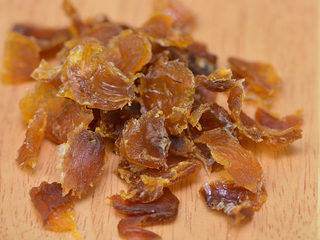 2、养血安神，滋补肝肾的桂圆玫瑰粥,桂圆去核，撕成小块。