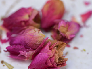 3、养血安神，滋补肝肾的桂圆玫瑰粥,玫瑰花去缔。