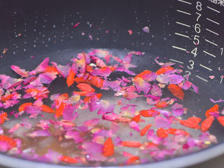 4、养血安神，滋补肝肾的桂圆玫瑰粥,所有材料放入锅内，加水，糖。