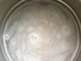 1、瘦肉粥,如图将米洗好，加入平时煮粥的水量，放入姜片，滴入一两滴油防止黏锅，加盖大火开煮~