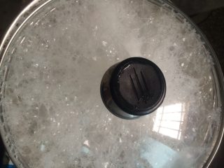 2、瘦肉粥,如图煮到水沸腾，去盖，改小火熬，熬至粥粘稠