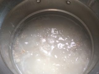 3、瘦肉粥,如图大概十来分钟放入剁碎的瘦肉继续熬