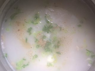 4、瘦肉粥,如图熬至粥粘稠后加入少许盐，鸡精调味，个人比较喜欢胡椒粉，所以加了点胡椒粉，最后撒入葱花，装碗~