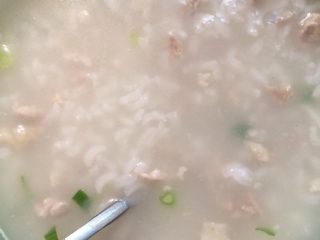 5、瘦肉粥,如图瘦肉粥就做好啦~香香的，特别是醉酒的人，喝上一碗，肚子里都舒舒服服的~