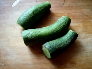 1、外酥内软的油炸青萝卜丸子,青萝卜洗净，切除尾部。