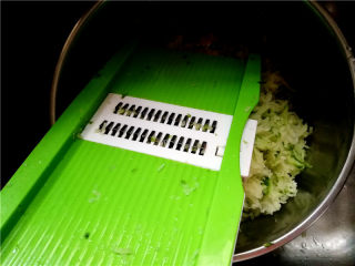 2、外酥内软的油炸青萝卜丸子,将萝卜擦成丝。