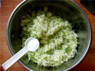 3、外酥内软的油炸青萝卜丸子,放入少许盐先腌制10分钟。