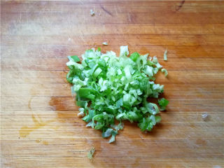 4、外酥内软的油炸青萝卜丸子,将葱花切好。