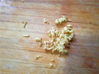 5、外酥内软的油炸青萝卜丸子,生姜切末备用。